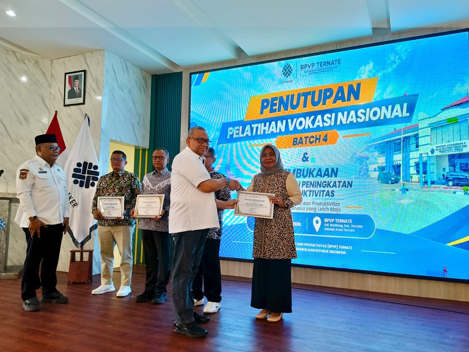 Wakil Menteri Ketenagakerjaan memberikan Penghargaan kepada FIB Unkhair  sebagai mitra terbaik BPVP