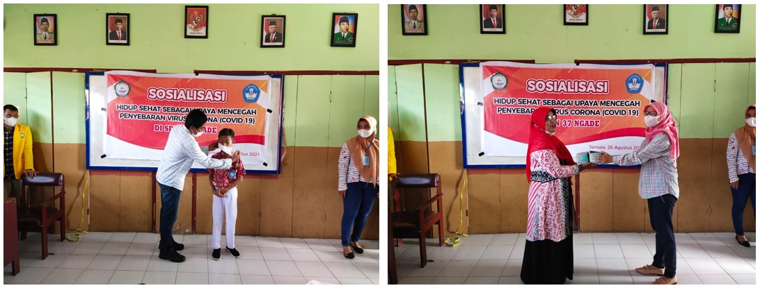 (1) Tim PKM memakaikan masker secara simbolis kepada siswa, (2) Penyerahan masker secara simbolis kepada Kepala Sekolah SDN 37 Kota Ternate