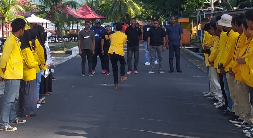 Penyambutan Wakil Wali Kota Tidore Kepulauan dengan tarian cakalele
