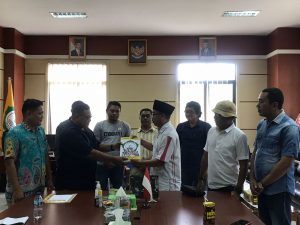 Rektor Unkhair menyerahkan naskah akademik kepada pihak Dinas Sosial Provinsi